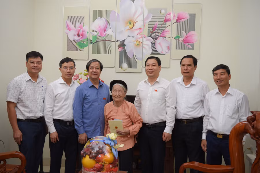 Đoàn Đại biểu Quốc hội Thành phố Hà Nội, đơn vị bầu cử số 6 tri ân Mẹ Việt Nam anh hùng và gia đình có công với cách mạng.