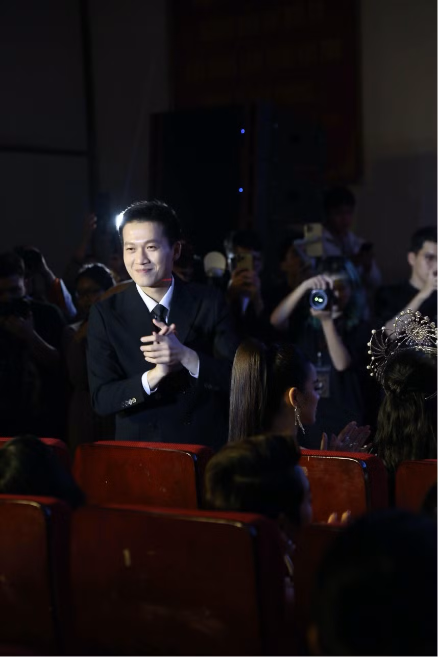 Cả 5 cô gái đều cho thấy khả năng xử lý câu hỏi cực nhanh nhạy của mình. Nhận xét về phần thi này, Ban Giám khảo - MC/BTV Trần Ngọc cho biết: “Top 5 vô cùng xuất sắc, các bạn đều đưa ra được quan điểm của mình một cách rõ ràng, thuyết phục. Hội đồng Ban Giám khảo đã rất khó để lựa chọn ra đại diện ưu tú nhất.”