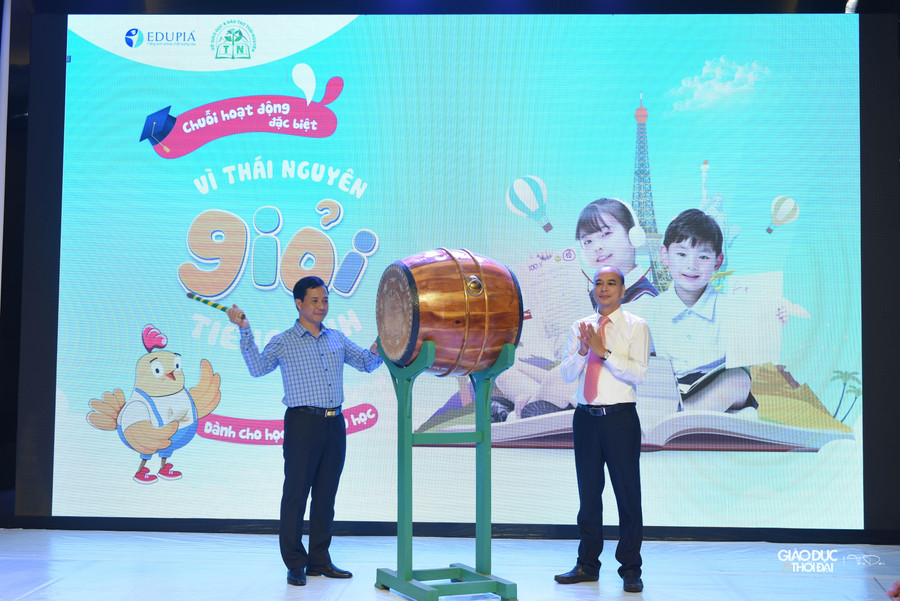 Ông Nguyễn Văn Hưng và ông Nguyễn Đức Quân đánh trống khai mạc chuỗi hoạt động của chương trình. Ông Nguyễn Văn Hưng và ông Nguyễn Đức Quân đánh trống khai mạc chuỗi hoạt động của chương trình.