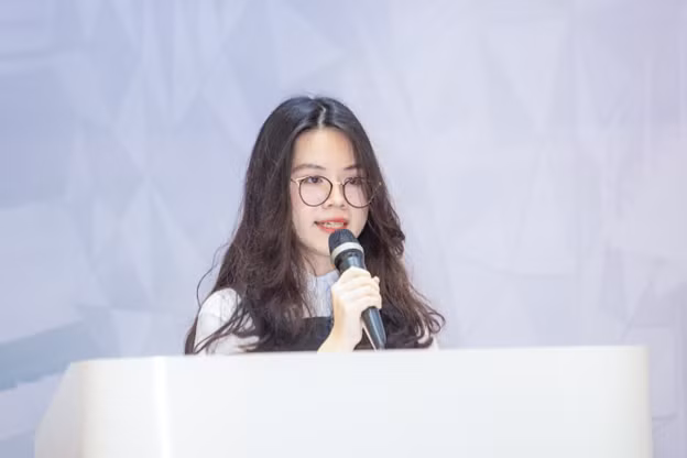 An Khanh đại diện cho các Quán quân học bổng năm 2024 phát biểu trong buổi lễ.