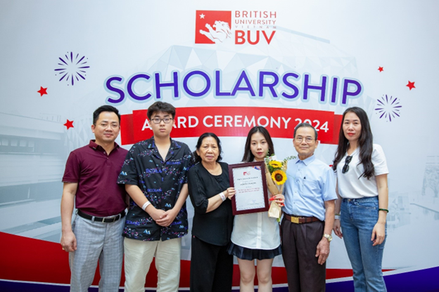 Linh Đan chụp ảnh kỉ niệm cùng cùng gia đình trong ngày đặc biệt. Linh Đan chụp ảnh kỉ niệm cùng cùng gia đình trong ngày đặc biệt.