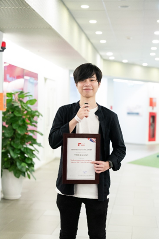 Gia Minh hào hứng khoe thành tích của mình sau buổi lễ. Gia Minh hào hứng khoe thành tích của mình sau buổi lễ.