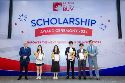 Các quán quân học bổng Đại sứ Vương Quốc Anh là những cá nhân ưu tú nhất, điển hình của một thế hệ thủ lĩnh toàn năng. Các quán quân học bổng Đại sứ Vương Quốc Anh là những cá nhân ưu tú nhất, điển hình của một thế hệ thủ lĩnh toàn năng.