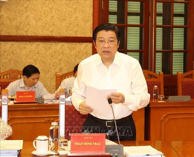 Đồng chí Phan Đình Trạc, Ủy viên Bộ Chính trị, Bí thư Trung ương Đảng, Trưởng Ban Nội chính Trung ương, Phó Trưởng ban Thường trực Ban Chỉ đạo phát biểu tại cuộc họp. Ảnh: Trí Dũng/TTXVN.