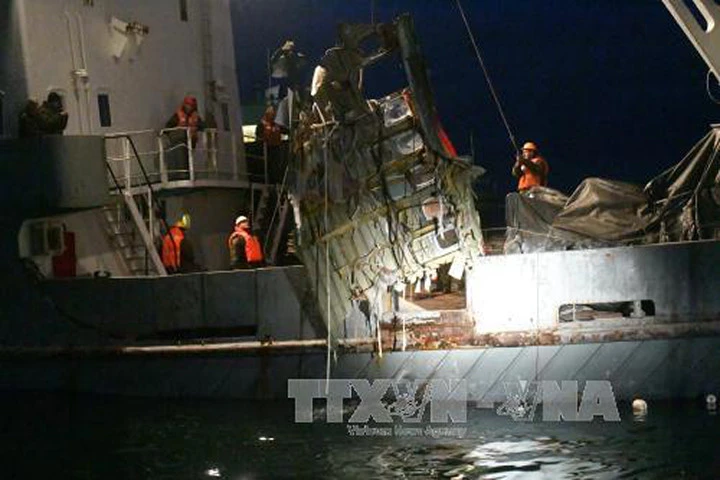 Lực lượng chức năng trục vớt xác máy bay Tu-154 trên Biển Đen, gần Sochi ngày 27/12. Ảnh: EPA/TTXVN