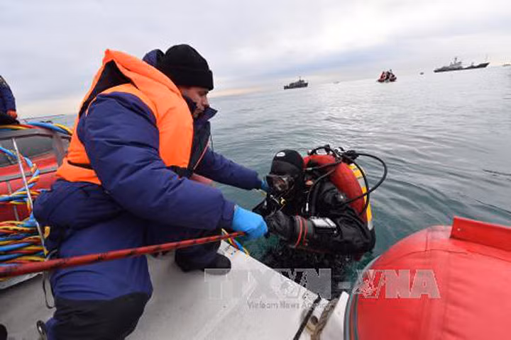 Lực lượng cứu hộ tìm kiếm các nạn nhân trong vụ tại nạn máy bay Tu-154 ngày 28/12. Ảnh: EPA/TTXVN