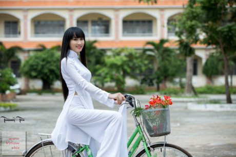 Ngắm nhan sắc trong trẻo của tân Hoa khôi miền Trung - Ảnh 4 Ngam nhan sac trong treo cua tan Hoa khoi mien Trung - Anh 4