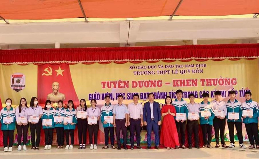 Khen thưởng cho các em học sinh có thành tích cao trong năm học.