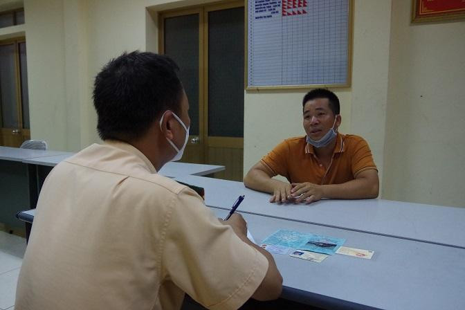 Tài xế Đào Văn Vượng làm việc với cơ quan công an.