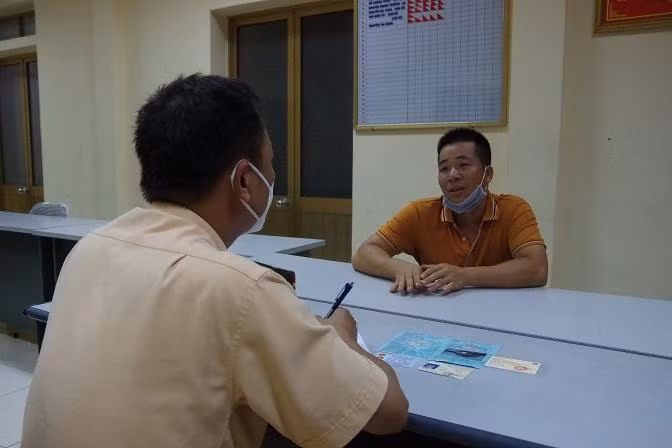 Tài xế Đào Văn Vượng làm việc với cơ quan công an.