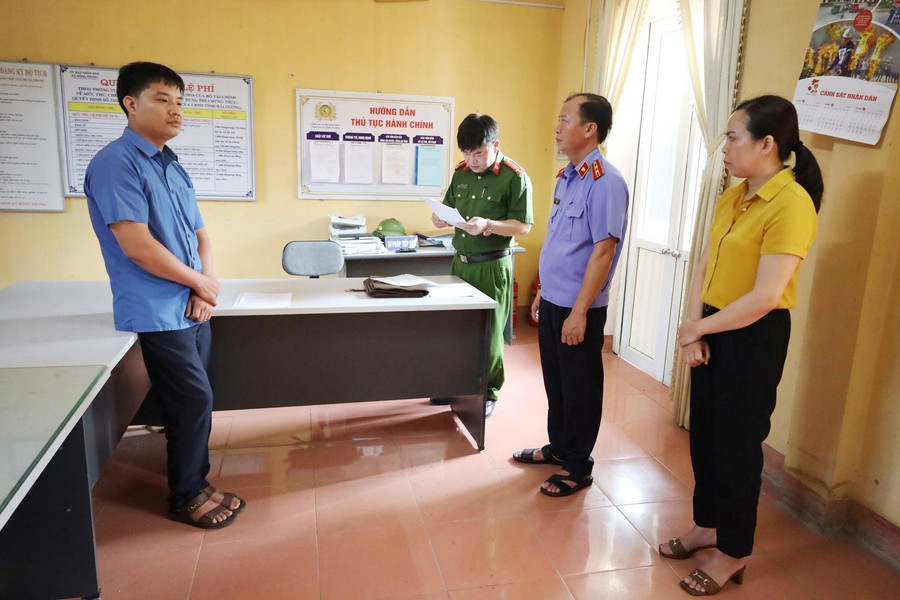 Cơ quan chức năng đọc các quyết định tố tụng đối với Nguyễn Kim Tuấn.