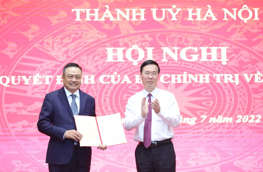 Ủy viên Bộ Chính trị, Thường trực Ban Bí thư Võ Văn Thưởng trao quyết định điều động, phân công đối với ông Trần Sỹ Thanh - Ủy viên BCH T.Ư Đảng, Bí thư Ban cán sự Đảng, Tổng kiểm toán Nhà nước, giữ nhiệm vụ Phó Bí thư Thành ủy Hà Nội. Ảnh: Viết Thành. Ủy viên Bộ Chính trị, Thường trực Ban Bí thư Võ Văn Thưởng trao quyết định điều động, phân công đối với ông Trần Sỹ Thanh - Ủy viên BCH T.Ư Đảng, Bí thư Ban cán sự Đảng, Tổng kiểm toán Nhà nước, giữ nhiệm vụ Phó Bí thư Thành ủy Hà Nội. Ảnh: Viết Thành.