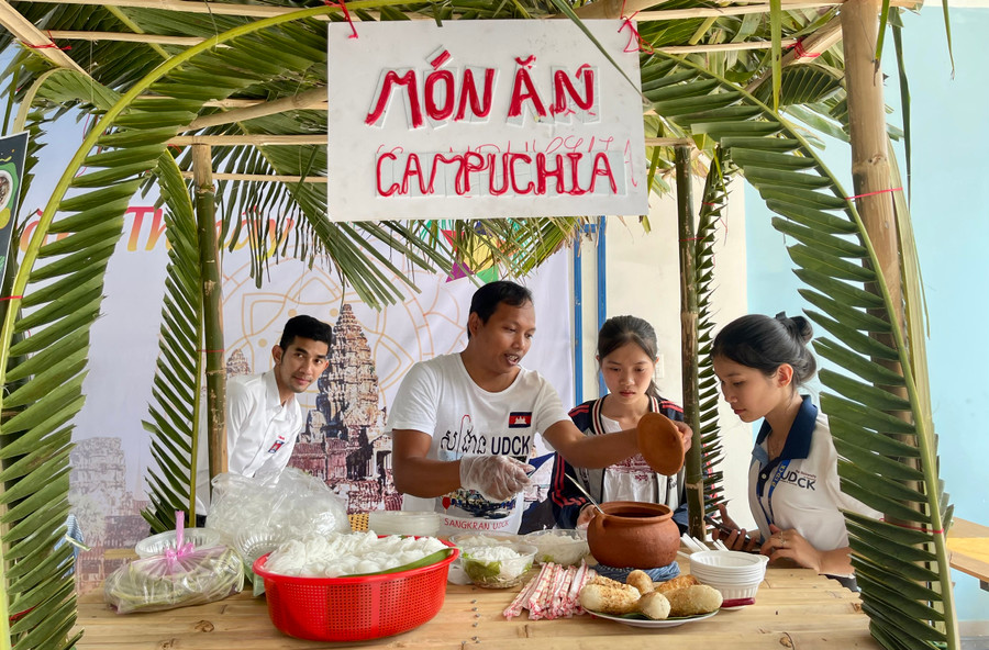 Gian hàng ẩm thực của lưu học sinh Campuchia.