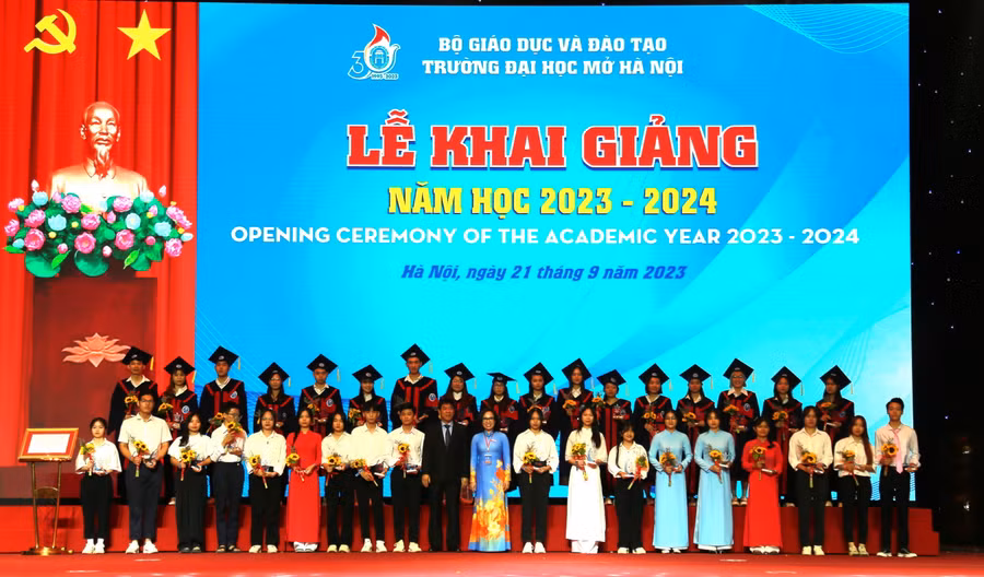 PGS.TS Huỳnh Văn Chương và PGS.TS Nguyễn Thị Nhung trao thưởng cho sinh viên thủ khoa tốt nghiệp và thủ khoa đầu vào năm học 2023 - 2024,