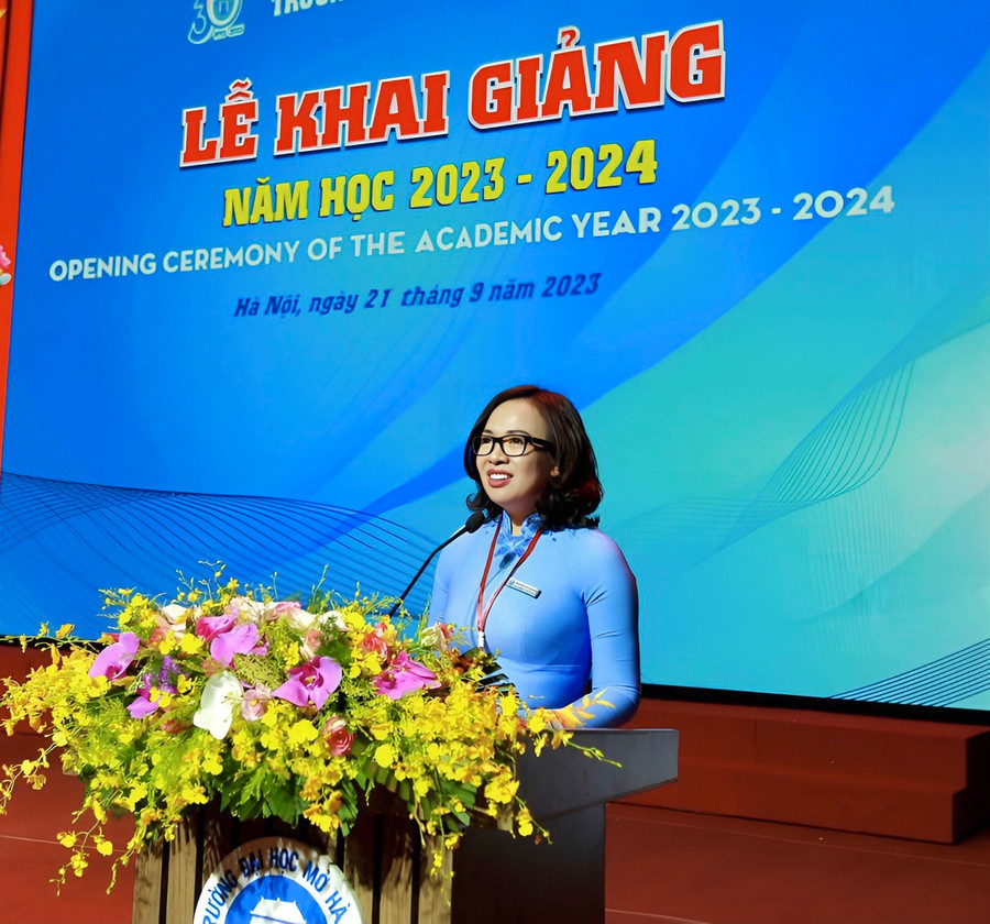 PGS.TS Nguyễn Thị Nhung - Hiệu trưởng Trường ĐH Mở Hà Nội phát biểu tại buổi lễ. PGS.TS Nguyễn Thị Nhung - Hiệu trưởng Trường ĐH Mở Hà Nội phát biểu tại buổi lễ.