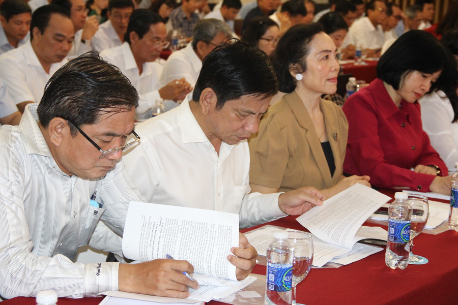 Các đại biểu nghiên cứu tài liệu.