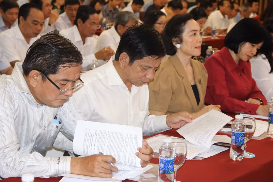 Các đại biểu nghiên cứu tài liệu.