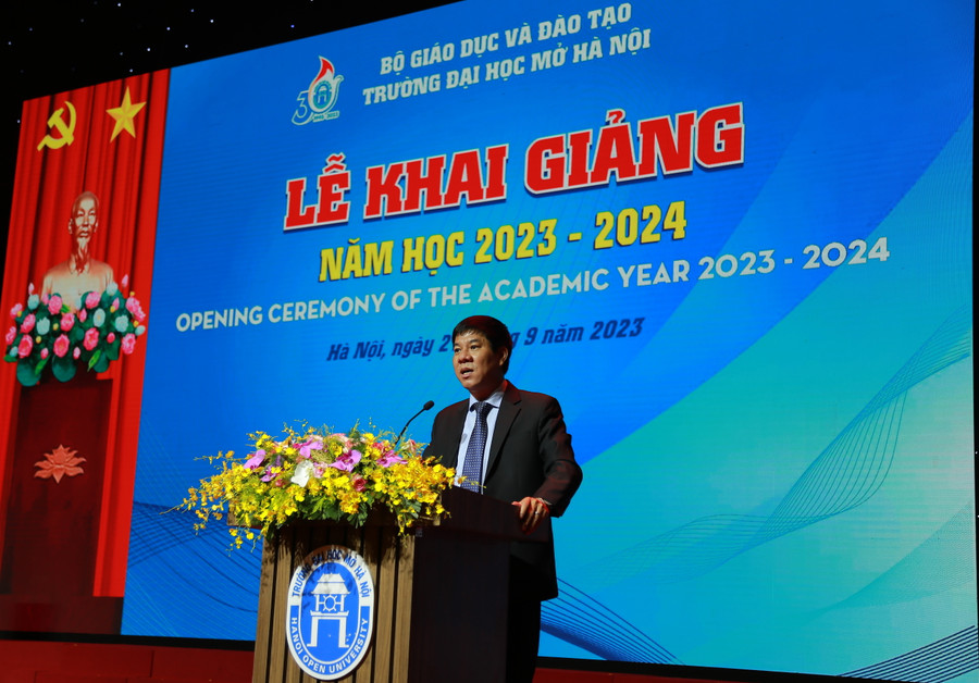 PGS.TS Huỳnh Văn Chương - Cục Trưởng cục Quản lý chất lượng (Bộ GD&ĐT) phát biểu tại Lễ khai giảng năm học 2023 - 2024 của Trường ĐH Mở Hà Nội. PGS.TS Huỳnh Văn Chương - Cục Trưởng cục Quản lý chất lượng (Bộ GD&ĐT) phát biểu tại Lễ khai giảng năm học 2023 - 2024 của Trường ĐH Mở Hà Nội.