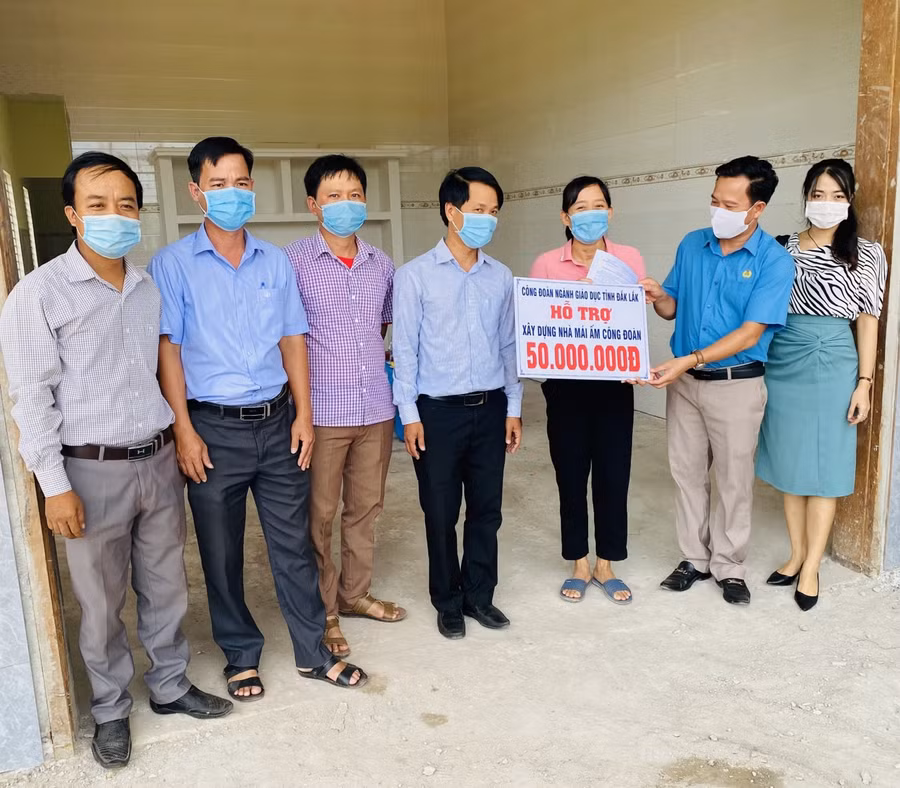 Ông Lưu Tiến Quang, Chủ tịch Công đoàn ngành GD tỉnh trao quỹ "Mái ấm Công đoàn" cho cô Nguyễn Thị Xuân.