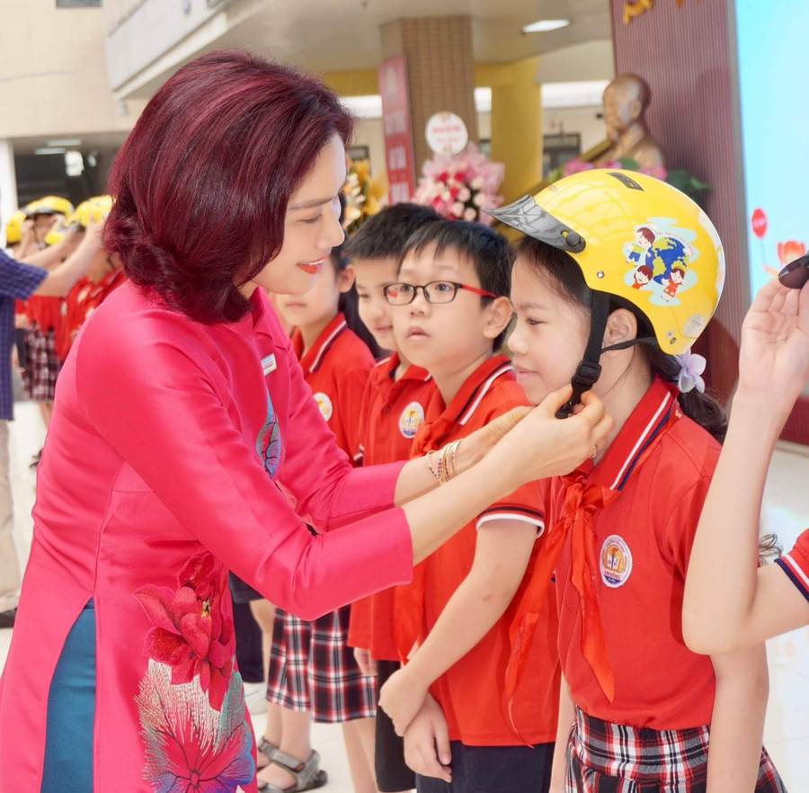 Trao tặng, đội mũ bảo hiểm cho học sinh Trường Tiểu học Kim Đồng.