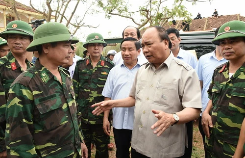 Thủ tướng biểu dương các chiến sỹ công an và quân đội đang sửa chữa phần mái nhà trường