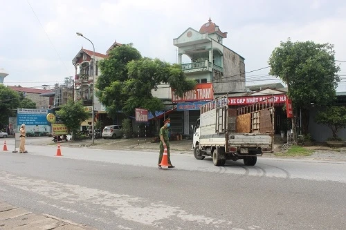 Huyện Lương Sơn (tỉnh Hòa Bình) tăng cường lực lượng tại các chốt kiểm soát dịch. Ảnh: Thanh Hoàn. 