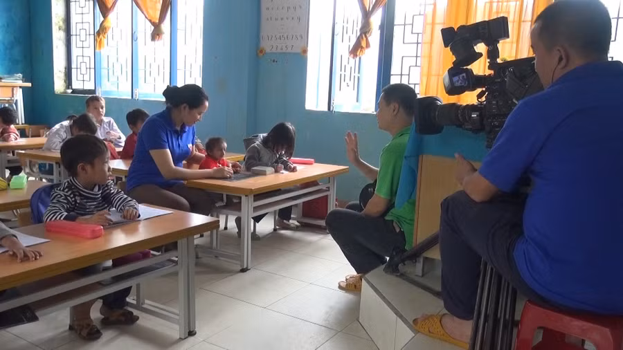 Ekip của Nguyễn Văn Ba thực hiện cảnh quay trong đề tài viết về thầy cô và nhà trường.
