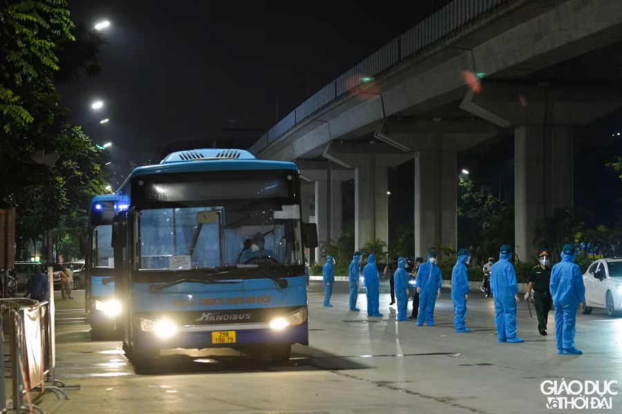 Bắt đầu từ 18h tối 01/09, lực lượng chức năng đã có mặt tại Thanh Xuân Trung để tiến hành di dời người dân đến khu cách ly tập trung.