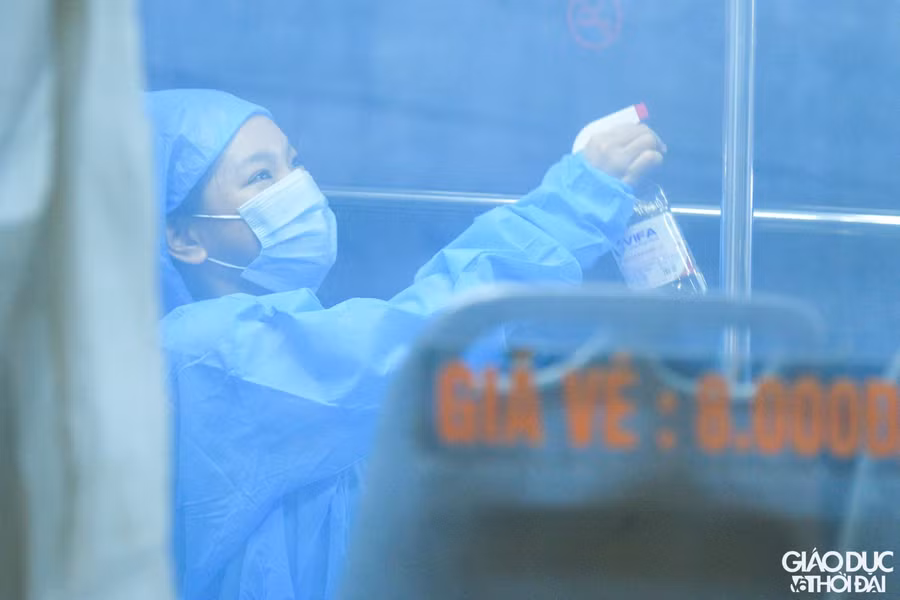 Cũng theo Chủ tịch UBND quận Thanh Xuân, sau khi tổ chức di dời người dân, quận sẽ tập trung thực hiện các giải pháp vệ sinh, khử khuẩn trong khu vực ổ dịch phường Thanh Xuân Trung. Tất cả vì mục tiêu khống chế nhanh nhất ổ dịch này, sớm đưa người dân trở về nơi ở cũ ổn định, an toàn.