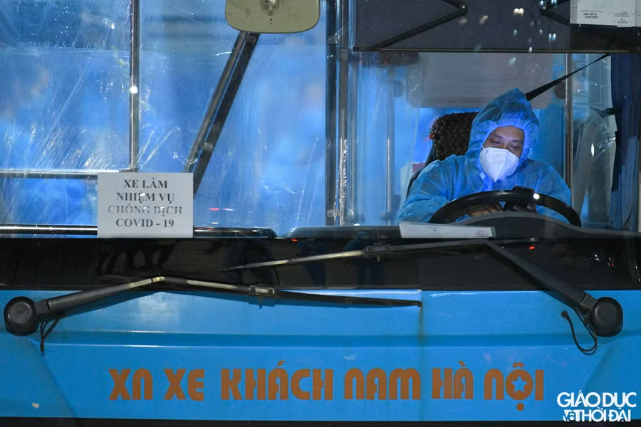 Cơ quan chức năng đã huy động 10 xe bus 45 chỗ ngồi, nhưng mỗi xe sẽ chỉ chứa tối đa 25 người dân.