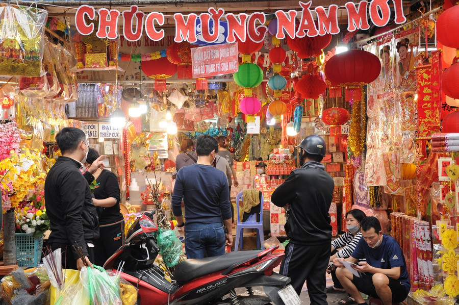 Các mặt hàng ở khu phố Hàng Mã - Hàng Lược trong dịp Tết không có nhiều đổi khác so với mọi năm, chủ yếu vẫn là các món đồ trang trí cho ngày Tết, phong bao lì xì, pháo giấy, vàng mã…