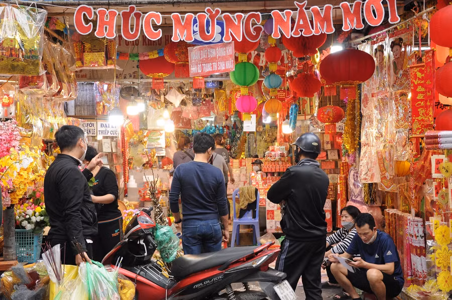 Các mặt hàng ở khu phố Hàng Mã - Hàng Lược trong dịp Tết không có nhiều đổi khác so với mọi năm, chủ yếu vẫn là các món đồ trang trí cho ngày Tết, phong bao lì xì, pháo giấy, vàng mã…