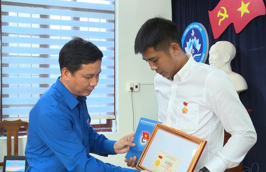 Tặng huy hiệu “Tuổi trẻ dũng cảm” cho 3 đoàn viên, thanh niên dũng cảm cứu người đuối nước.