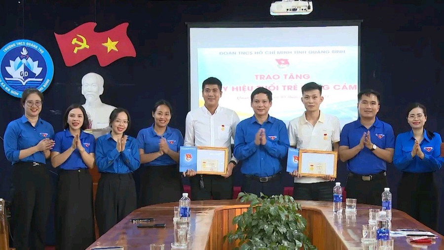 Các cá nhân được vinh danh vì hành động cứu người đuối nước. Các cá nhân được vinh danh vì hành động cứu người đuối nước.