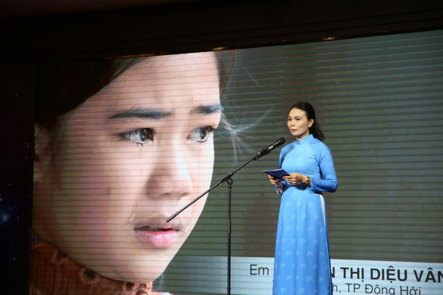 Bà Châu Thị Định, Phó Chủ tịch Hội Liên hiệp phụ nữ tỉnh Quảng Bình chia sẻ về mô hình Mẹ đỡ đầu trẻ mồ côi.