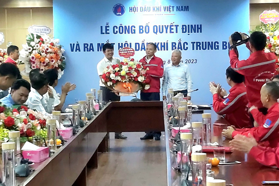 Đại diện VP Báo GD&TĐ khu vực MT-TN tặng hoa chúc mừng Ban Chấp hành lâm thời Hội Dầu khí Bắc Trung Bộ. Đại diện VP Báo GD&TĐ khu vực MT-TN tặng hoa chúc mừng Ban Chấp hành lâm thời Hội Dầu khí Bắc Trung Bộ.