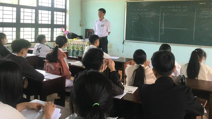 Thầy Nguyễn Ngọc Sơn đã thực hiện được mong muốn trở thành nhà giáo, có thể dạy chữ và hỗ trợ cho học sinh nghèo.