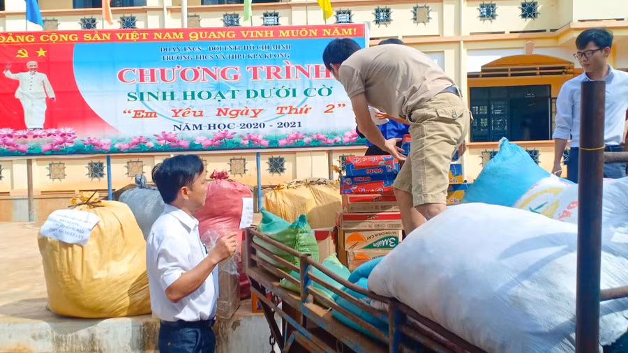 Thầy Sơn cùng cán bộ, giáo viên kêu gọi hỗ trợ nhu yếu phẩm để tặng cho người dân miền Trung bị ảnh hưởng bởi bão lũ. Thầy Sơn cùng cán bộ, giáo viên kêu gọi hỗ trợ nhu yếu phẩm để tặng cho người dân miền Trung bị ảnh hưởng bởi bão lũ.