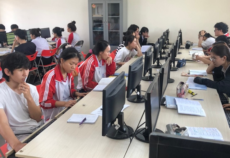Học sinh ôn thi trên máy tính. Học sinh ôn thi trên máy tính.
