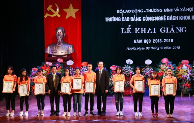 Các bạn sinh viên được khen thưởng tại buổi lễ Các bạn sinh viên được khen thưởng tại buổi lễ