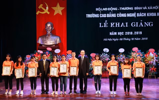 Các bạn sinh viên được khen thưởng tại buổi lễ