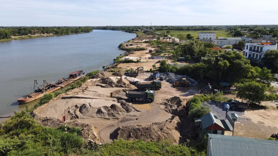 Những bãi tập kết cát "nhiều không" này gây ảnh hưởng đến cuộc sống người dân, nghi vấn là nơi tiêu thụ cát lậu.