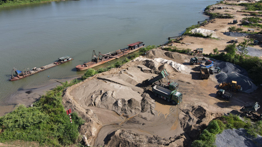 Bãi tập kết cát sỏi trái phép hoạt động công khai hàng chục năm bên sông Thạch Hãn. Bãi tập kết cát sỏi trái phép hoạt động công khai hàng chục năm bên sông Thạch Hãn.