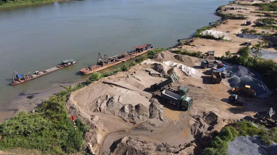 Bãi tập kết cát sỏi trái phép hoạt động công khai hàng chục năm bên sông Thạch Hãn.