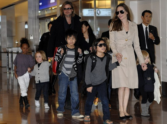 Brangelina dắt sáu con đến Nhật ảnh 2