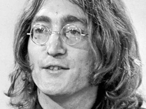 Chiếc răng sâu của John Lennon được bán với giá 31.200 USD