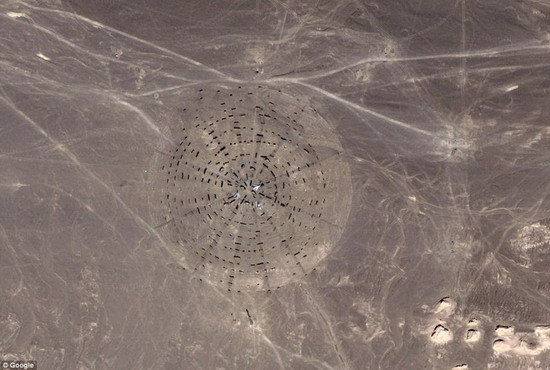 Trung tâm của vòng tròn trên có những chiếc máy bay và xe tải Mysterious: At the centre of this structure you can make out planes and trucks, less than 100 miles from Jiuquan where China