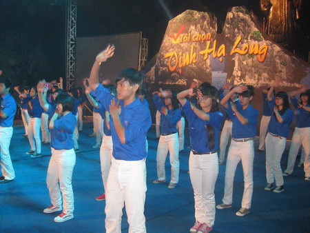 Thanh niên Thủ đô hăng hái bầu chọn Vịnh Hạ Long