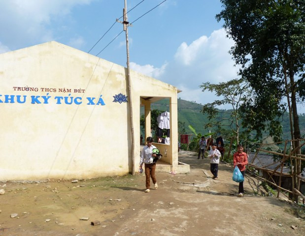 Khu kí túc xã mới khang trang vừa đưa vào sử dụng bảo đảm nơi ăn, chốn nghỉ, sinh hoạt cho các em học sinh người Mông, Phù Lá, Dao trường THCS xã Nậm Đét.