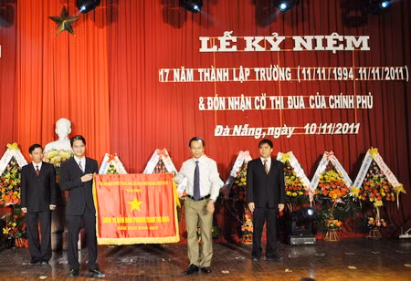 ĐH Duy Tân: Đón nhận Cờ thi đua của Chính phủ